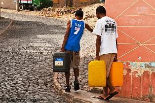 ragazzini portano l'acqua