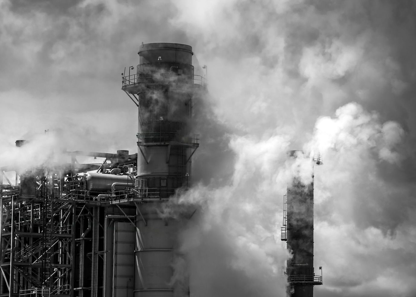 Ciminiere che inquinano l'aria