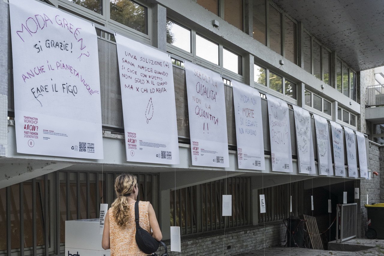 I manifesti all'esterno della Biblioteca Geisser