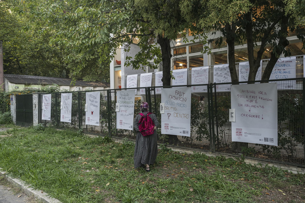 I manifesti all'esterno della Biblioteca Geisser