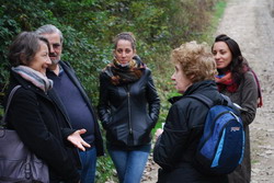 Gruppetto che discute Fotografia di un gruppetto che si confronta durante il percorso