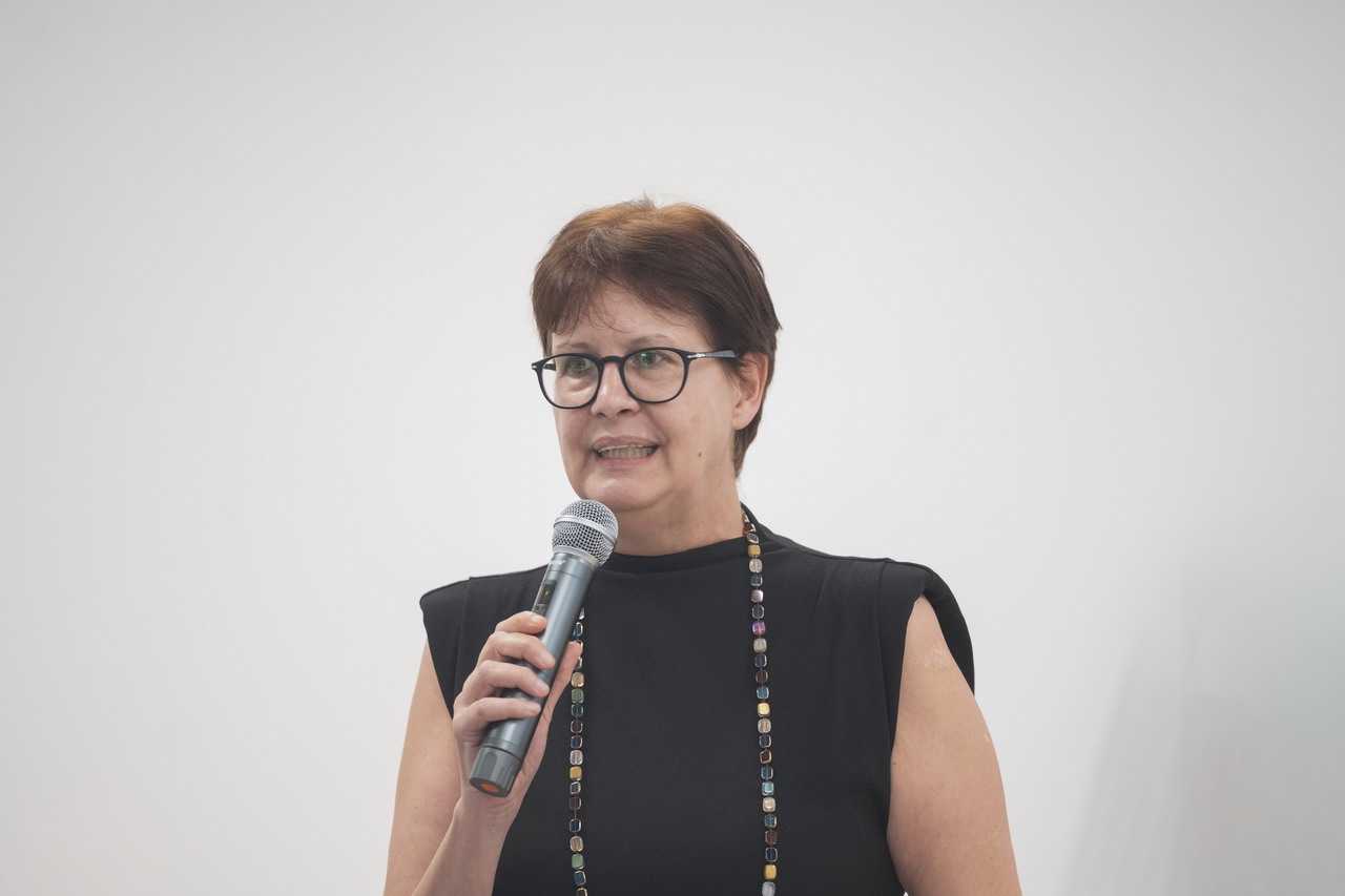 Cecilia Cognigni rivolge il suo saluto al pubblico