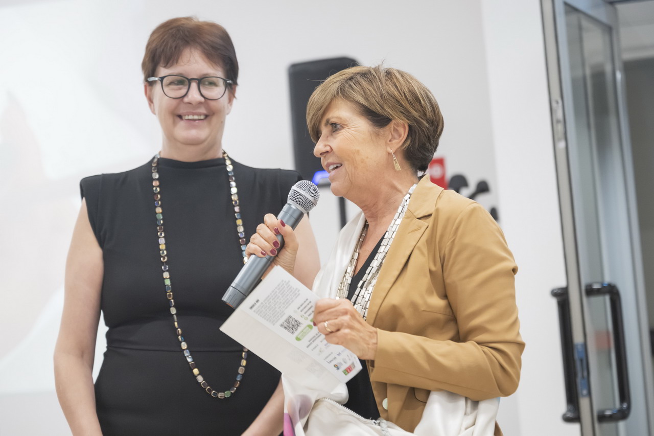 Loranza Patriarca rivolge un saluto agli intervenuti con accanto Cecilia Cognigni