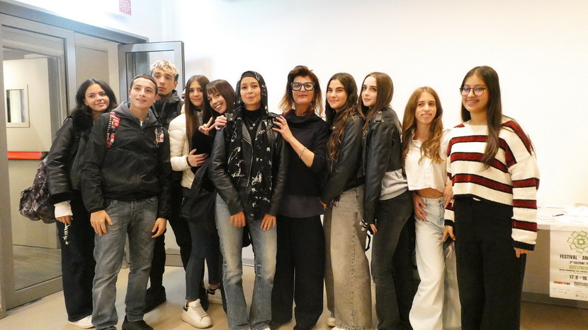 Foto di gruppo degli studenti e studentesse del IIS Plana di Torino con Sara Conforti Hòfer
