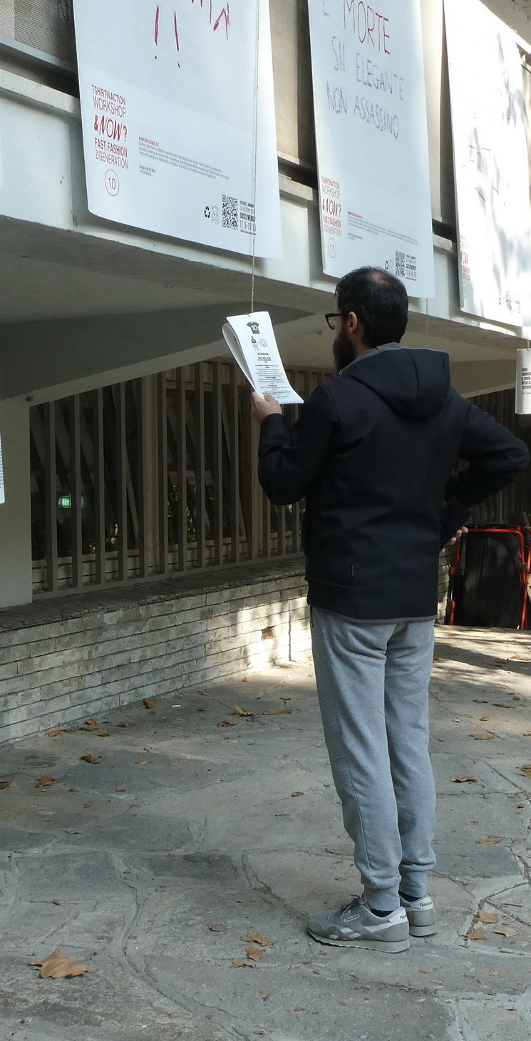 I partecipanti esaminano i cartelli dei manifesti esposti I partecipanti esaminano i cartelli dei manifesti esposti