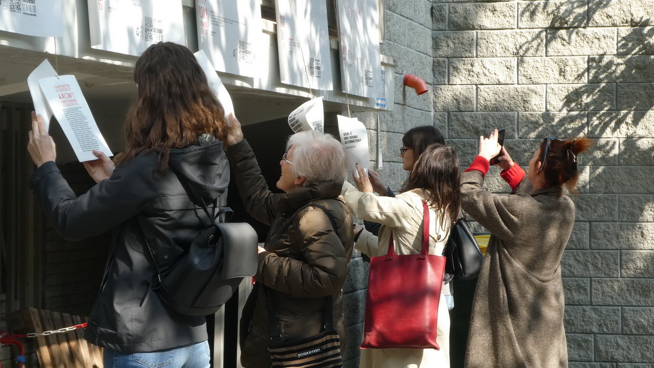 L'artista con i partecipanti che esaminano gli approfondimenti