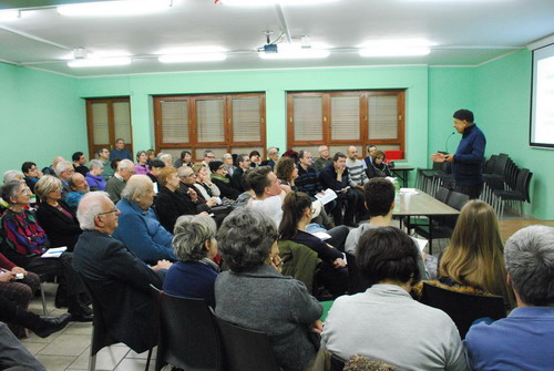 Fotografia di Marcelo Barros che parla alla platea nella sala conferenze Barros parla al pubblico