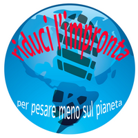 Il logo rappresenta l'orma di uno scarpone sul pianeta con le scritte "riduci l'impronta - per pesare meno sul pianeta" Logo del progetto riduci l'impronta