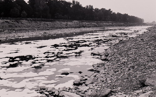 Fotografia segnalata della sezione 3 "Inquinamento e spreco delle risorse" -  Roberto Bernacchioni - "Nell'Arno si specchia il firmamento"