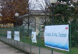 Striscione che pubblicizza la mostra