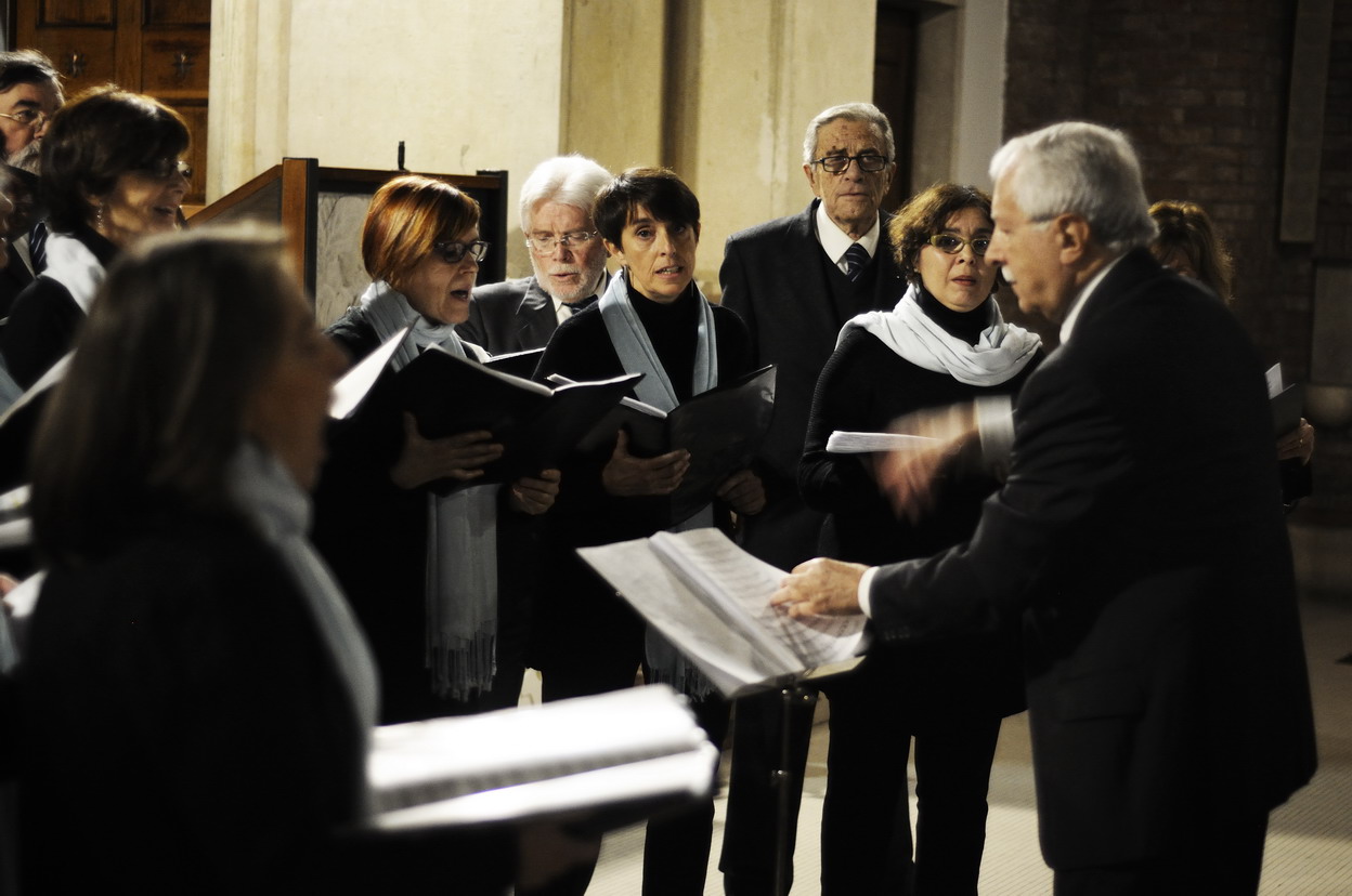 Il Maestro Monasterolo dirige il coro InCantando
