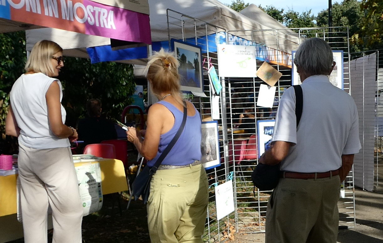 Il pubblico guarda le foto esposte e dialoga con i volontari