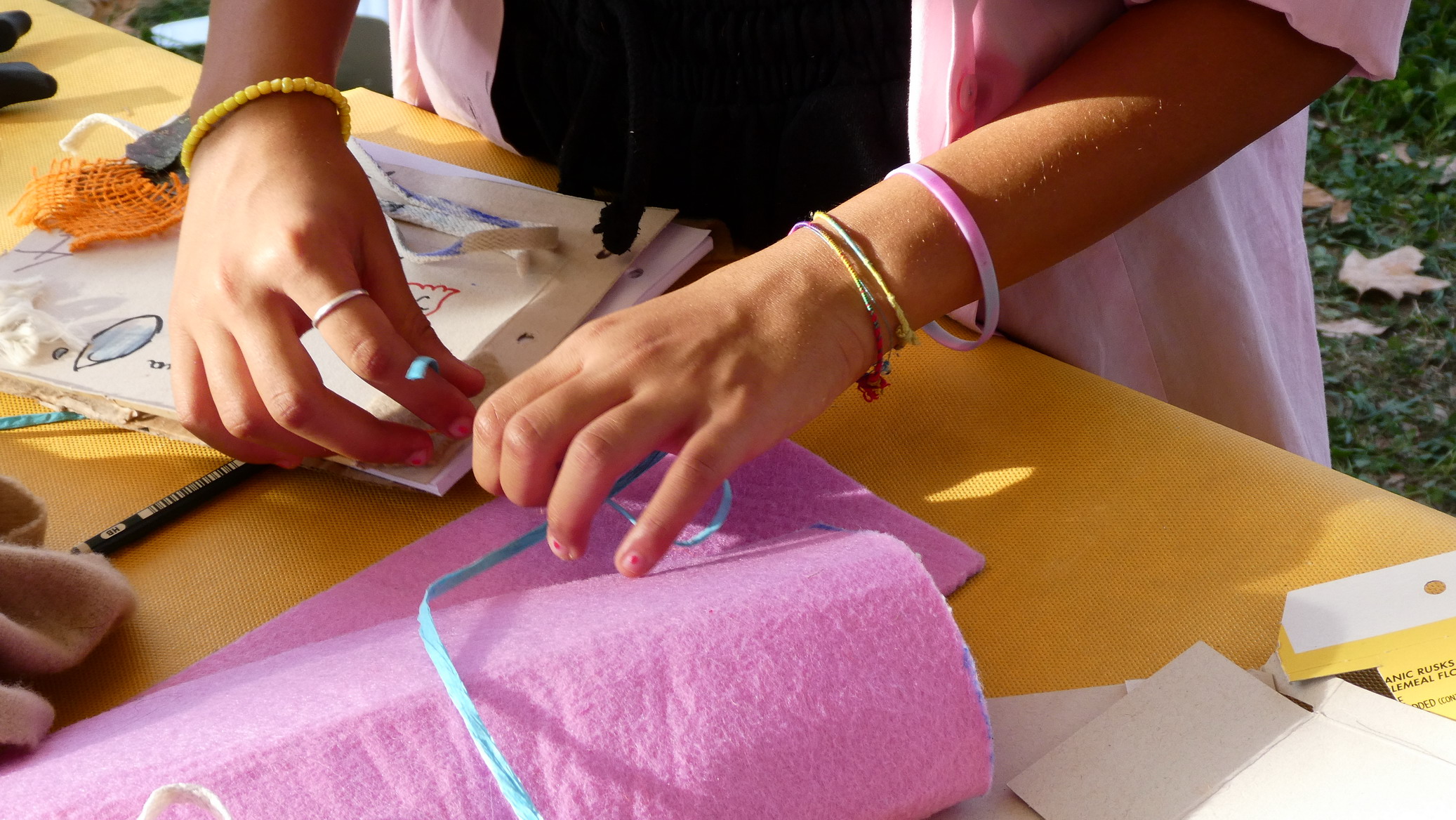Mani che lavorano ai libretti