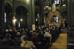 Pubblico numeroso e attento in una fotografia panoramica della chiesa Sacro Cuore di Maria Pubblico molto attento